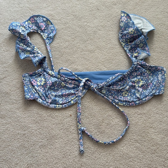 Light blue floral print bikini top with flutter shoulder straps and underwire. - Picture 3 of 3